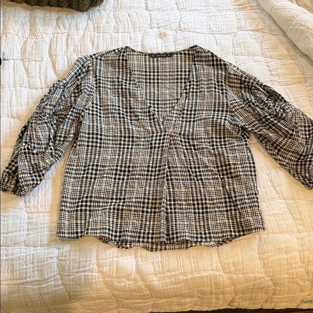 Plaid V-Neck Long Sleeve Top in Black & White